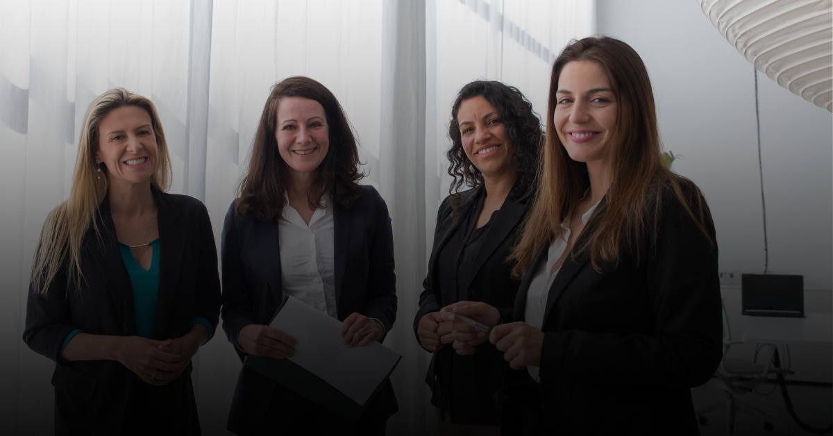 Mujeres de la red conectando o trabajando