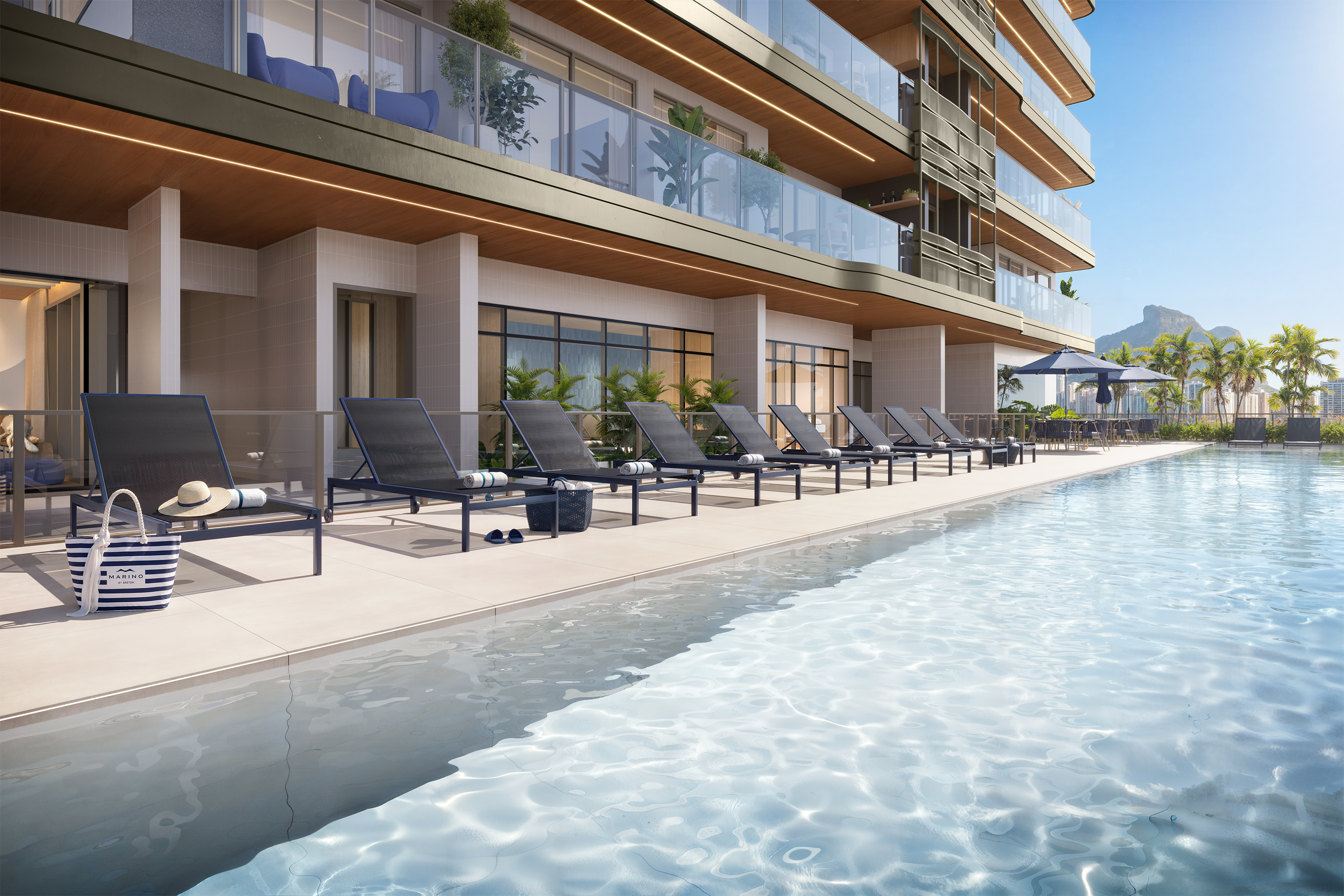 Área de lazer com piscina e espreguiçadeiras