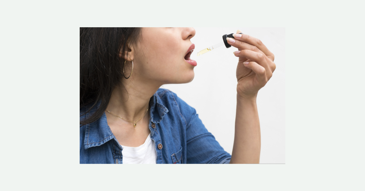 Pessoa utilizando óleo de cannabis medicinal