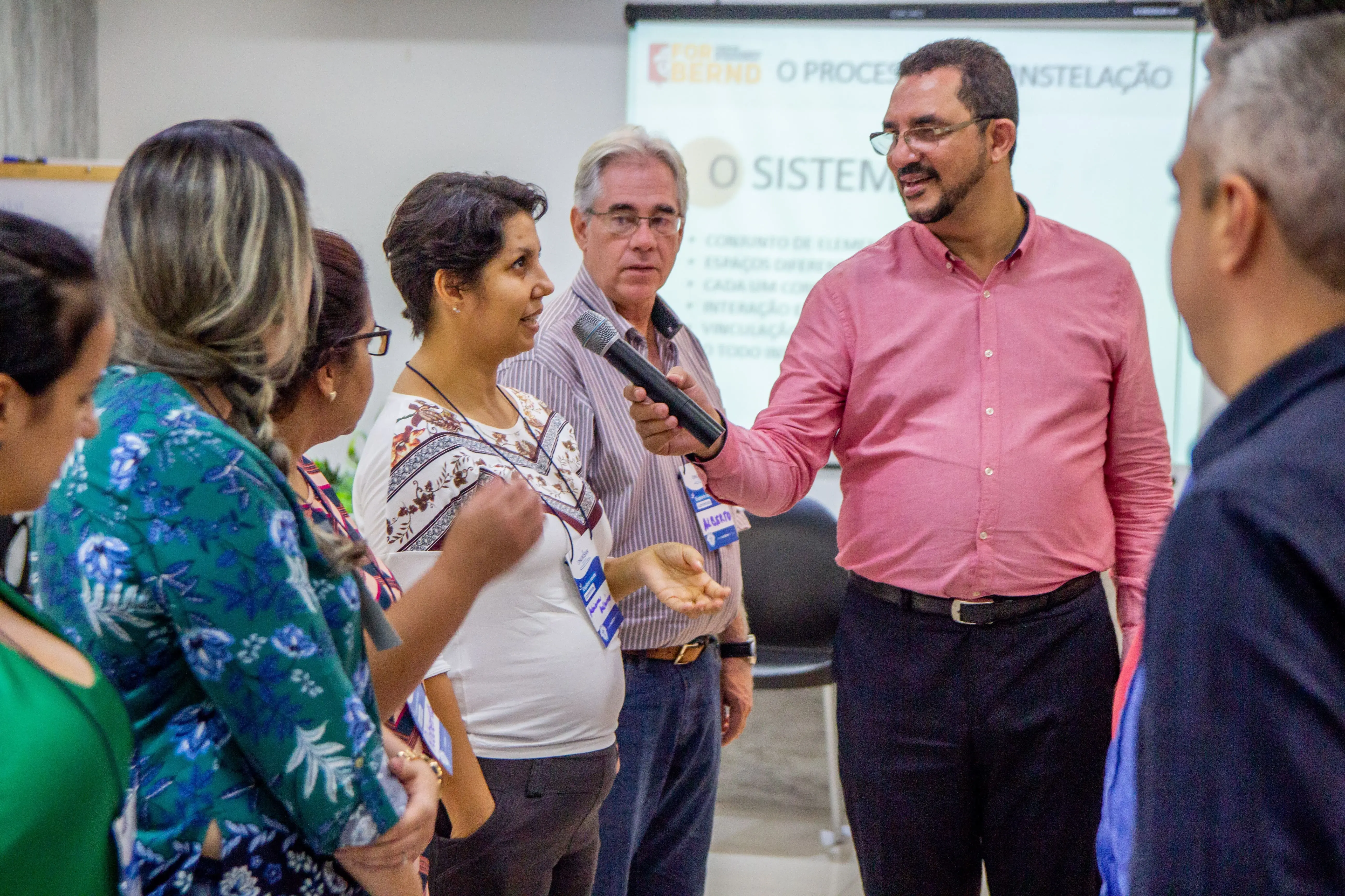 Prof. Bastos em sua atuação no trabalho sistêmico