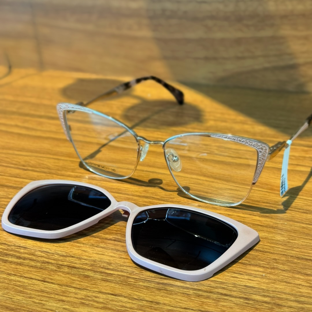 Armações de óculos com lentes claras e lentes escuras sobre madeira - Ótica Vision Pirassununga