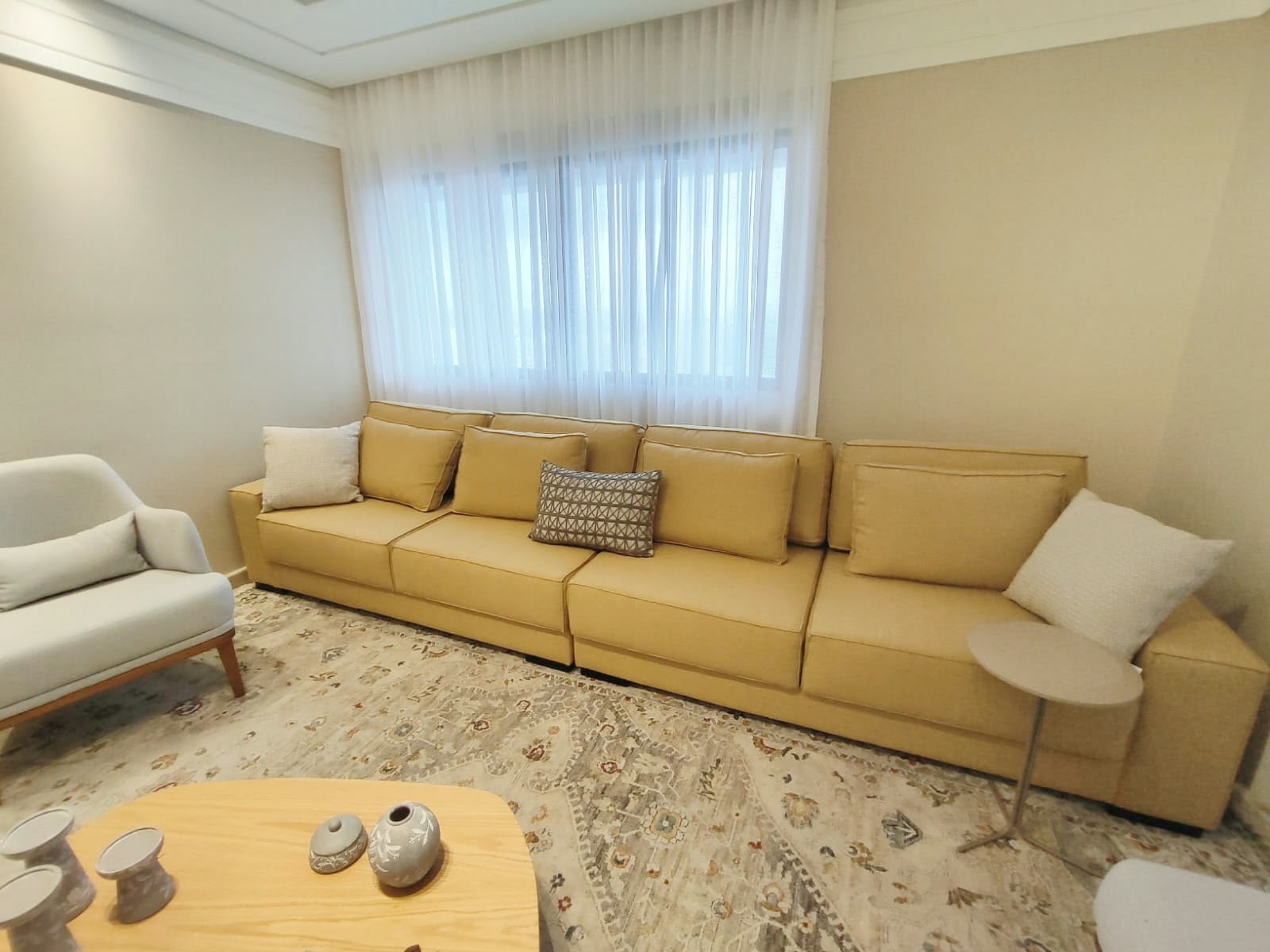 Projeto de ambiente decorado com cortinas