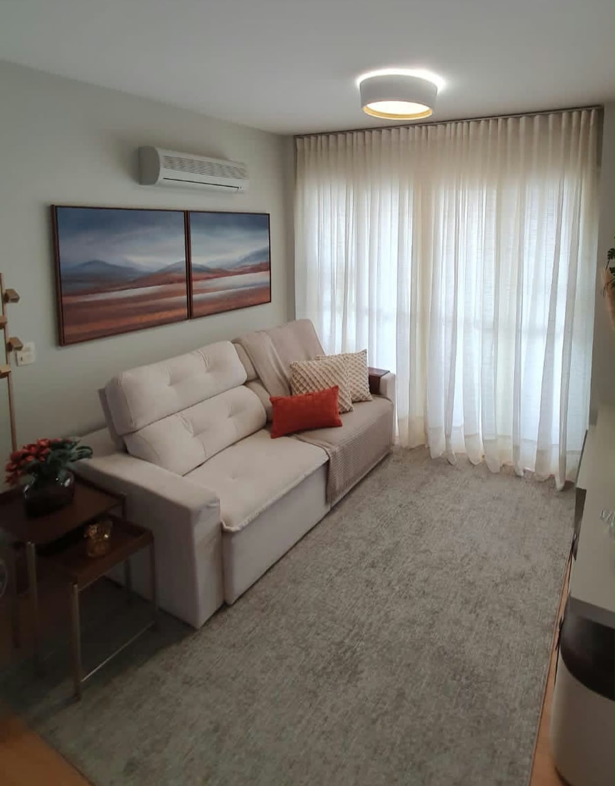 Ambiente decorado com cortinas e persianas
