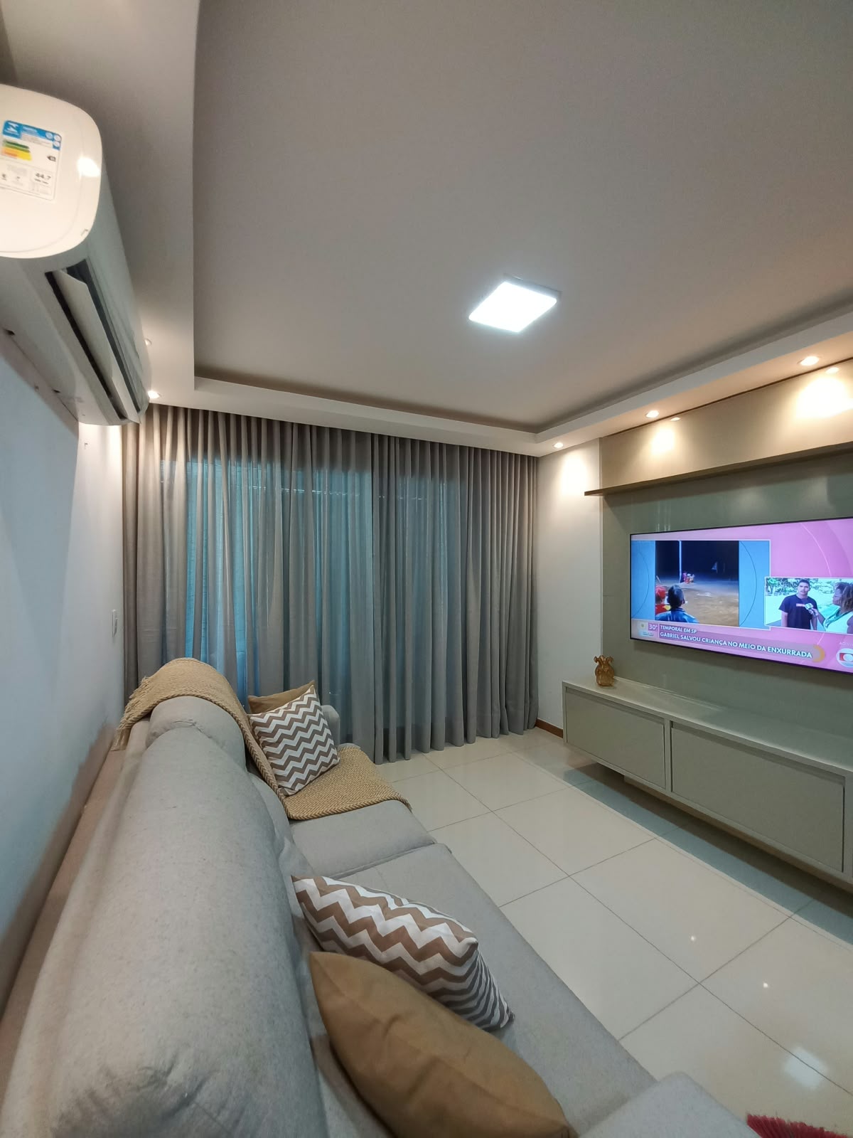 Cortinas sob medida em ambiente decorado