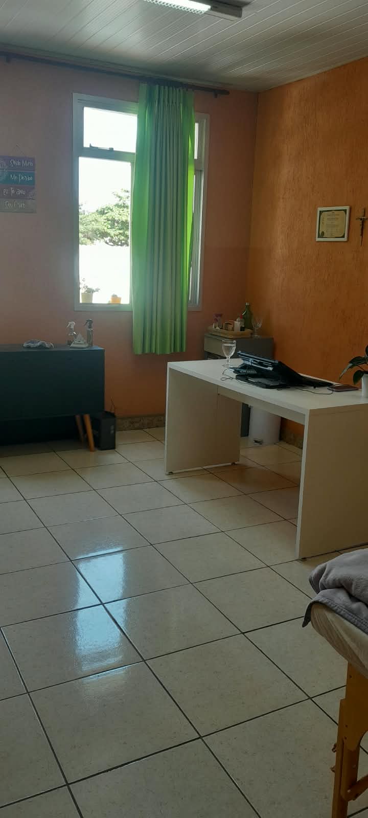 Foto do ambiente de atendimento com mesa e janela